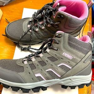 NWT! Ladies Khombu Hiking Shoes - Ruby Beach - Size 10 M - Gray and Pink